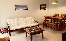 Aconchegante Apartamento de 3 Quartos com Varanda, Ar e cozinha completa - Cabo Frio